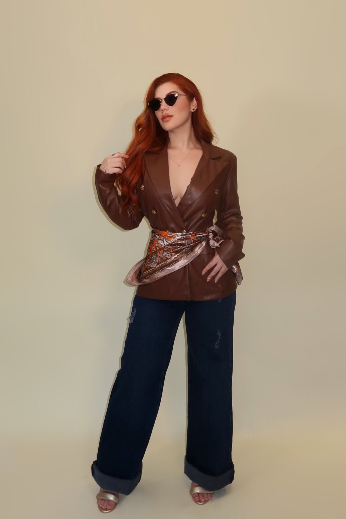 BLAZER VINIPIEL CAFE CON BOTONES DORADOS