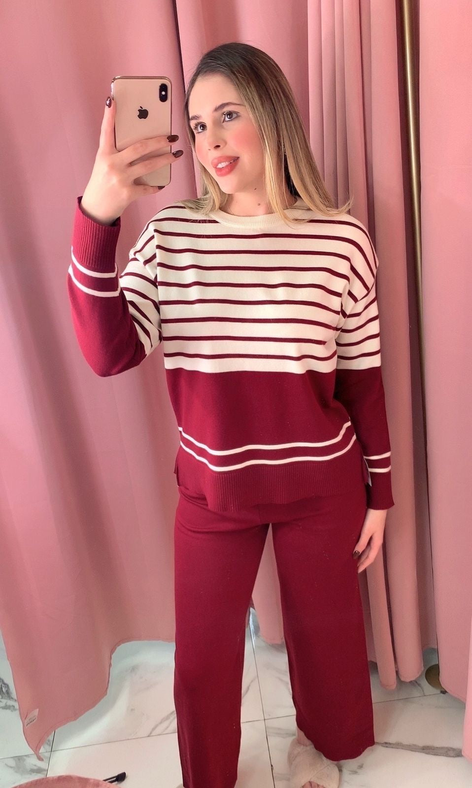 CONJUNTO CON LÍNEAS BLANCO Y GUINDA