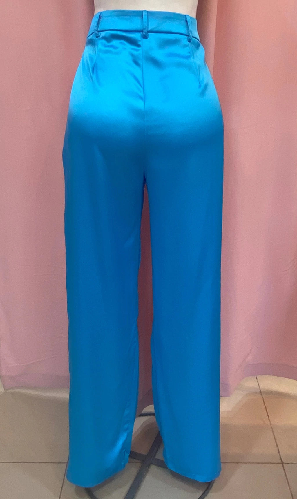 PANTALON SATIN CON BOTON ASIMETRICO AZUL