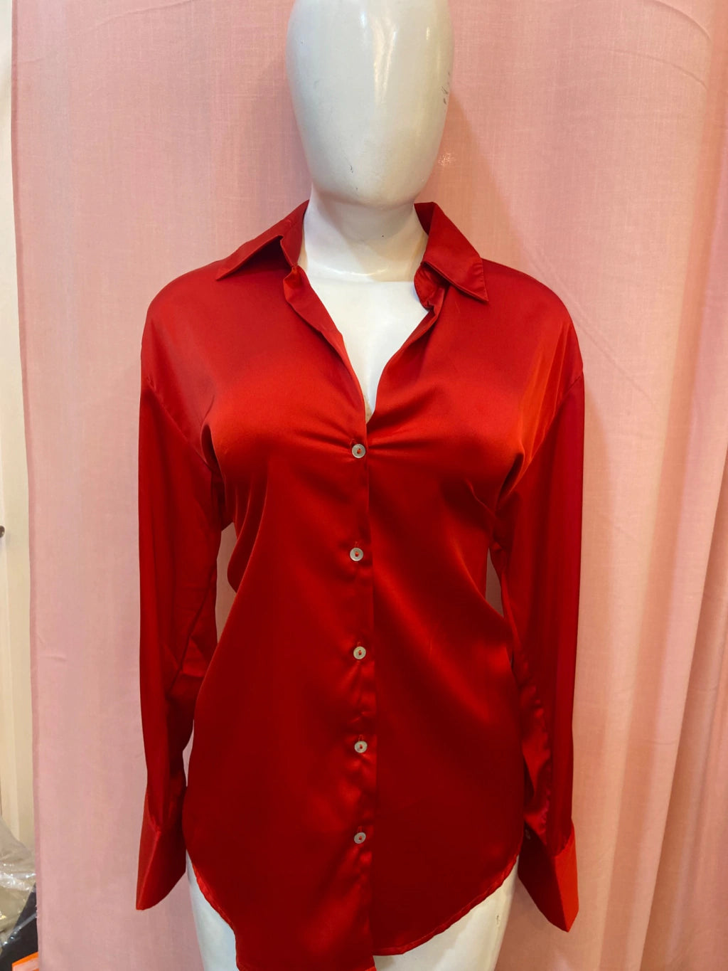 CAMISA ROJA SATINADA CON BOTONES