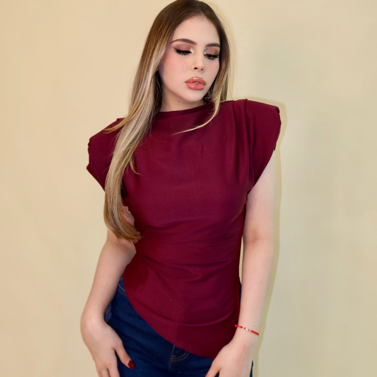 BLUSA GUINDA CON HOMBRERAS