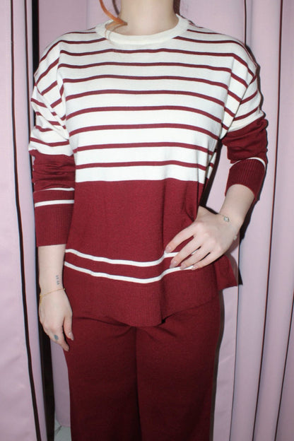 CONJUNTO CON LÍNEAS BLANCO Y GUINDA