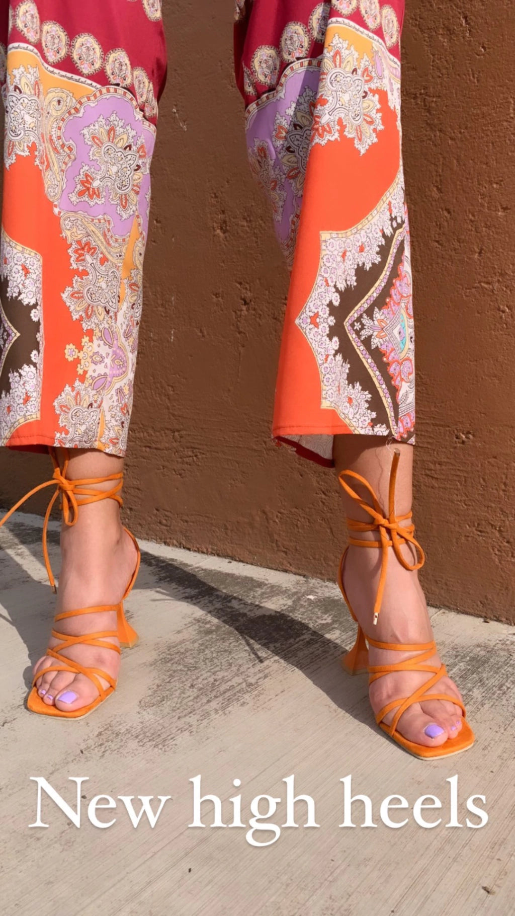 TACONES TIRAS NARANJAS