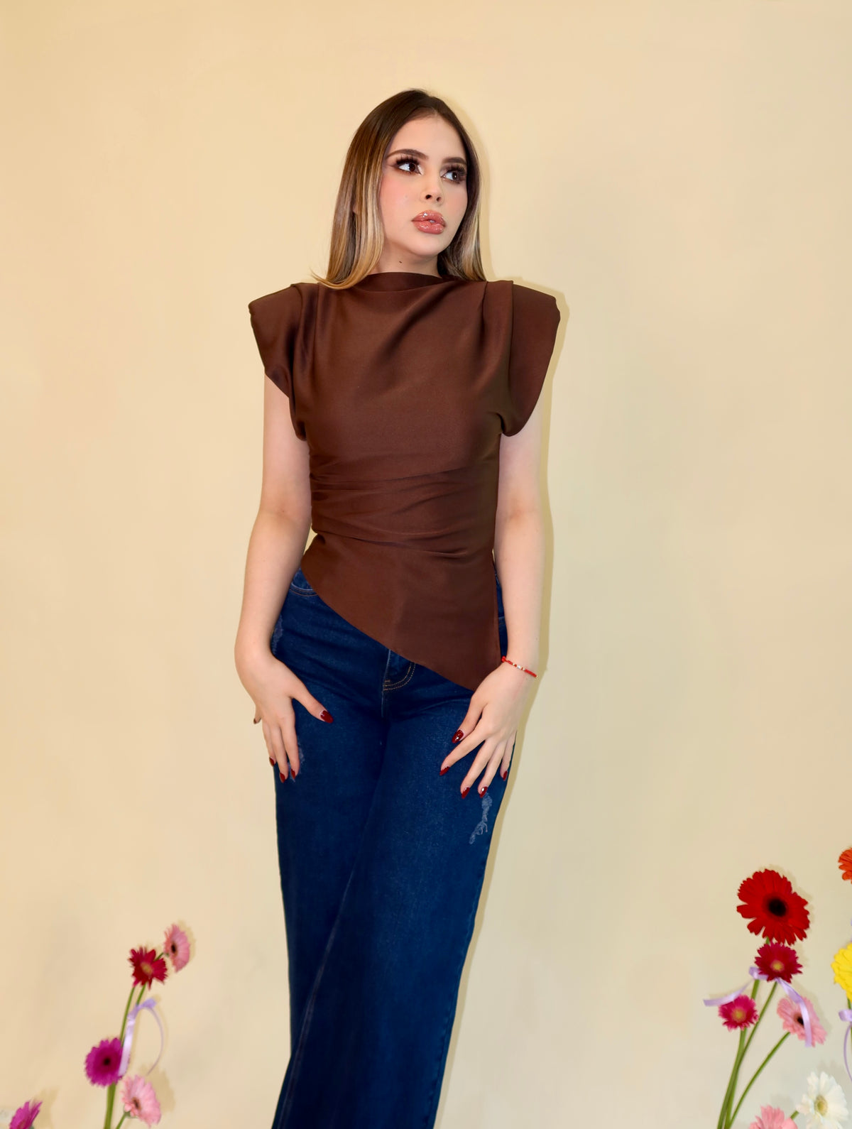 BLUSA CAFÉ ASIMÉTRICA CON HOMRERAS