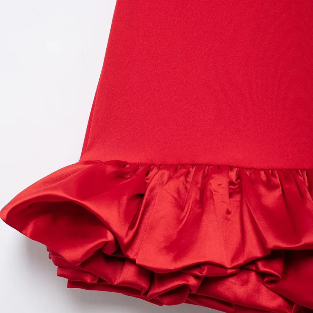 VESTIDO CORTO CON OLAN ROJO