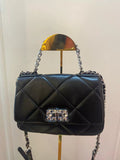 BOLSO CON CANDADO PLATA NEGRO