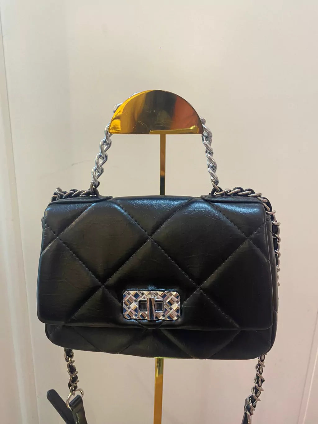 BOLSO CON CANDADO PLATA NEGRO