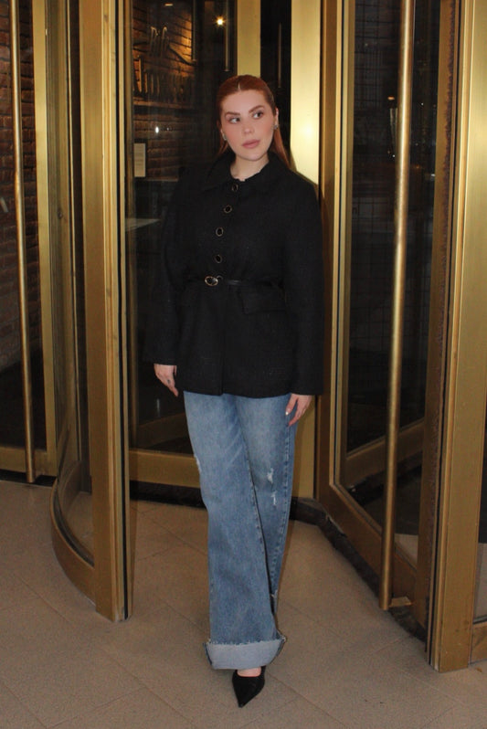 ABRIGO DE SOLAPA CON CINTURÓN NEGRO