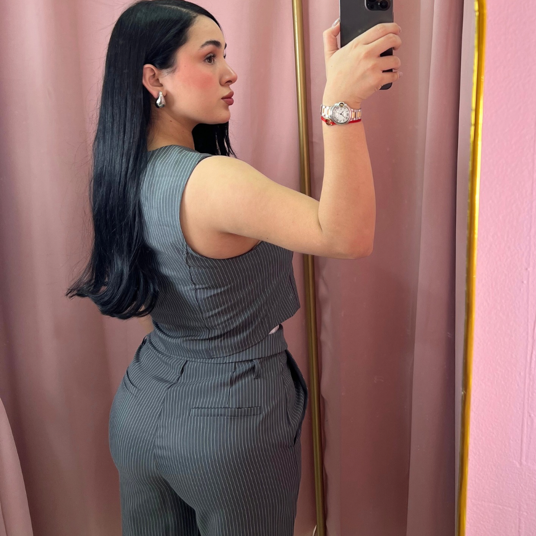 SET CHALECO + PANTALÓN GRIS DE RAYAS