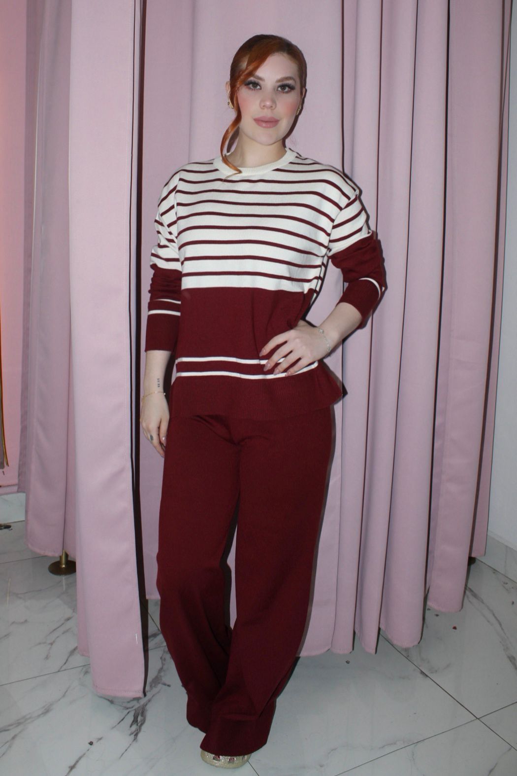 CONJUNTO CON LÍNEAS BLANCO Y GUINDA