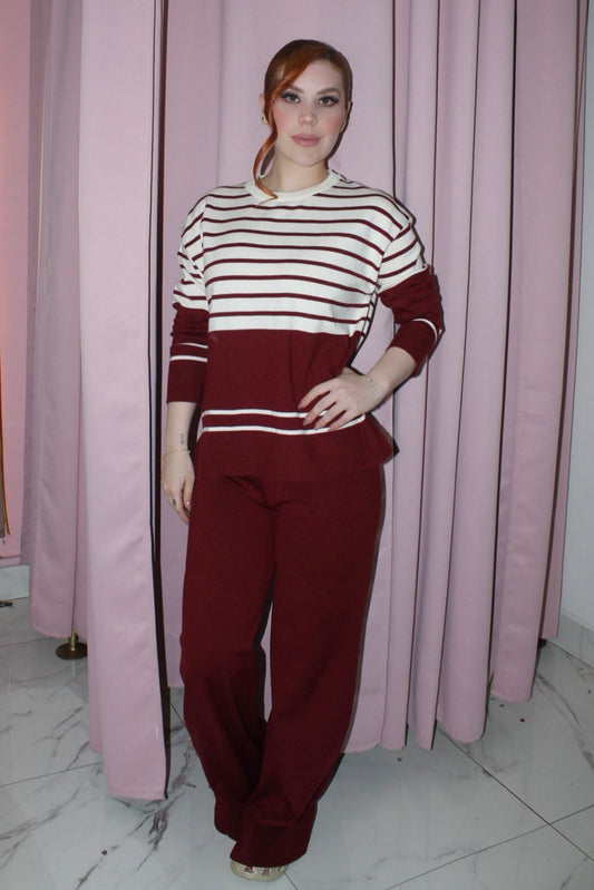 CONJUNTO CON LÍNEAS BLANCO Y GUINDA