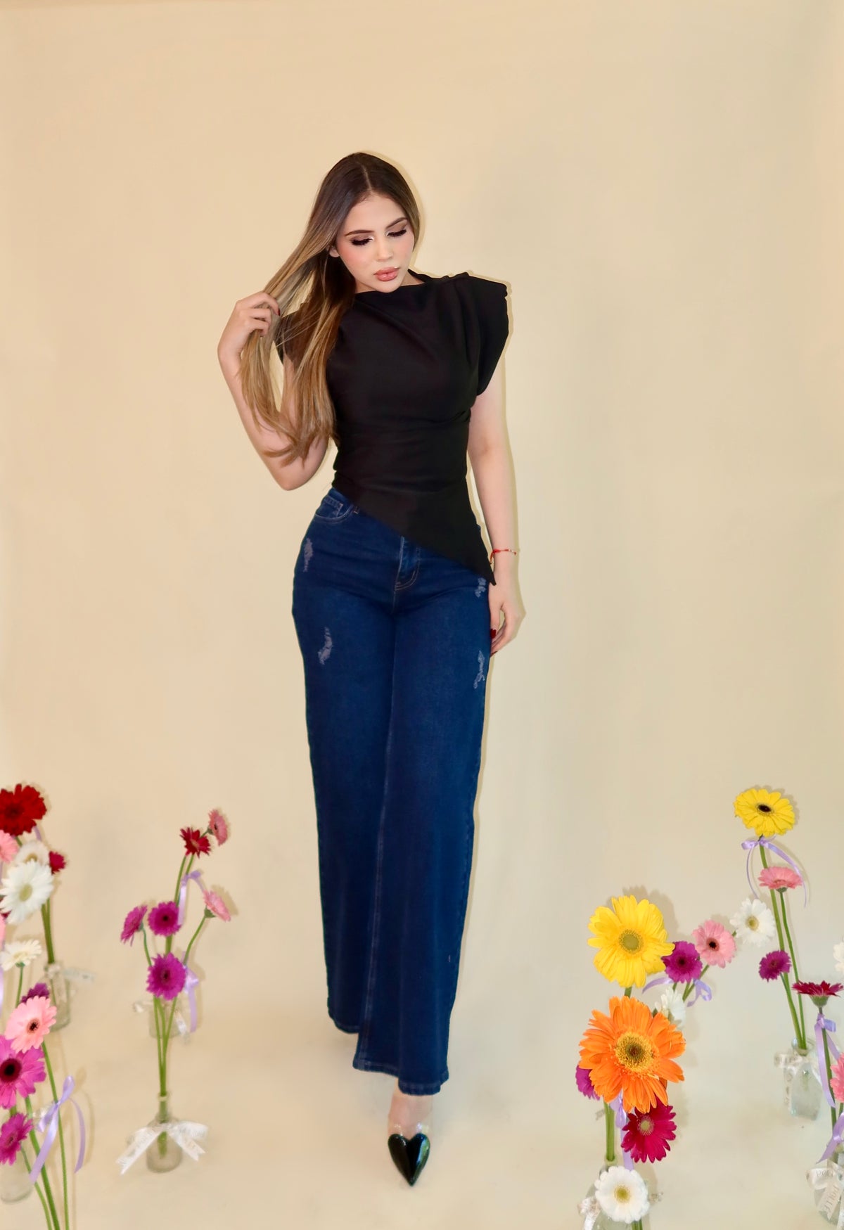 BLUSA NEGRA ASIMÉTRICA CON HOMBRERAS