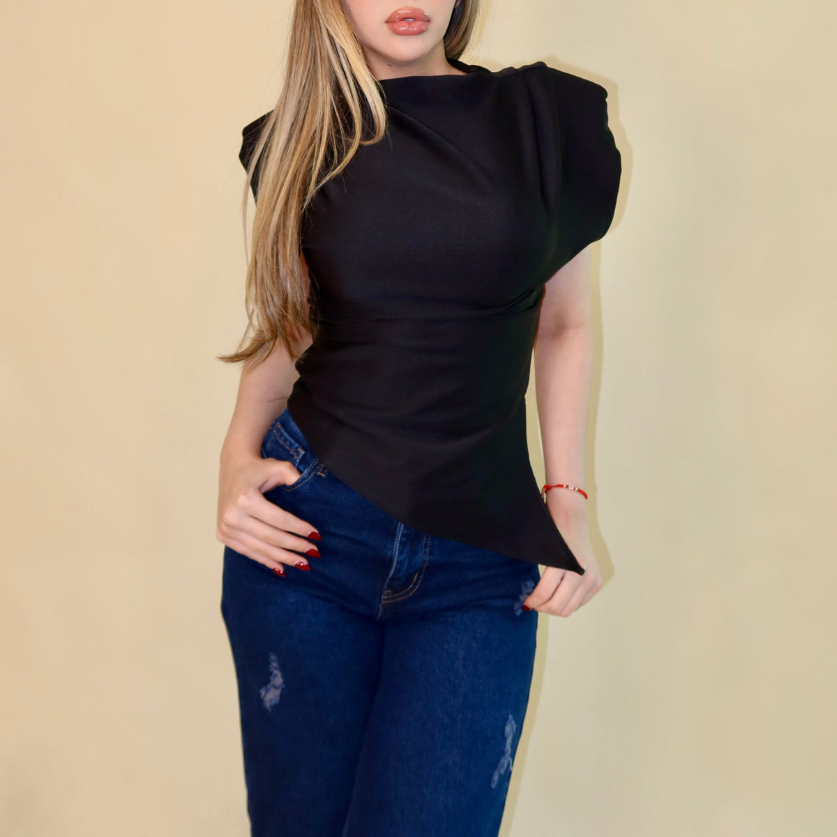 BLUSA NEGRA ASIMÉTRICA CON HOMBRERAS