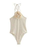 BODY CON FLOR EN CUELLO BLANCO