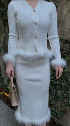 CONJUNTO BLUSA + FALDA CON PLUMAS