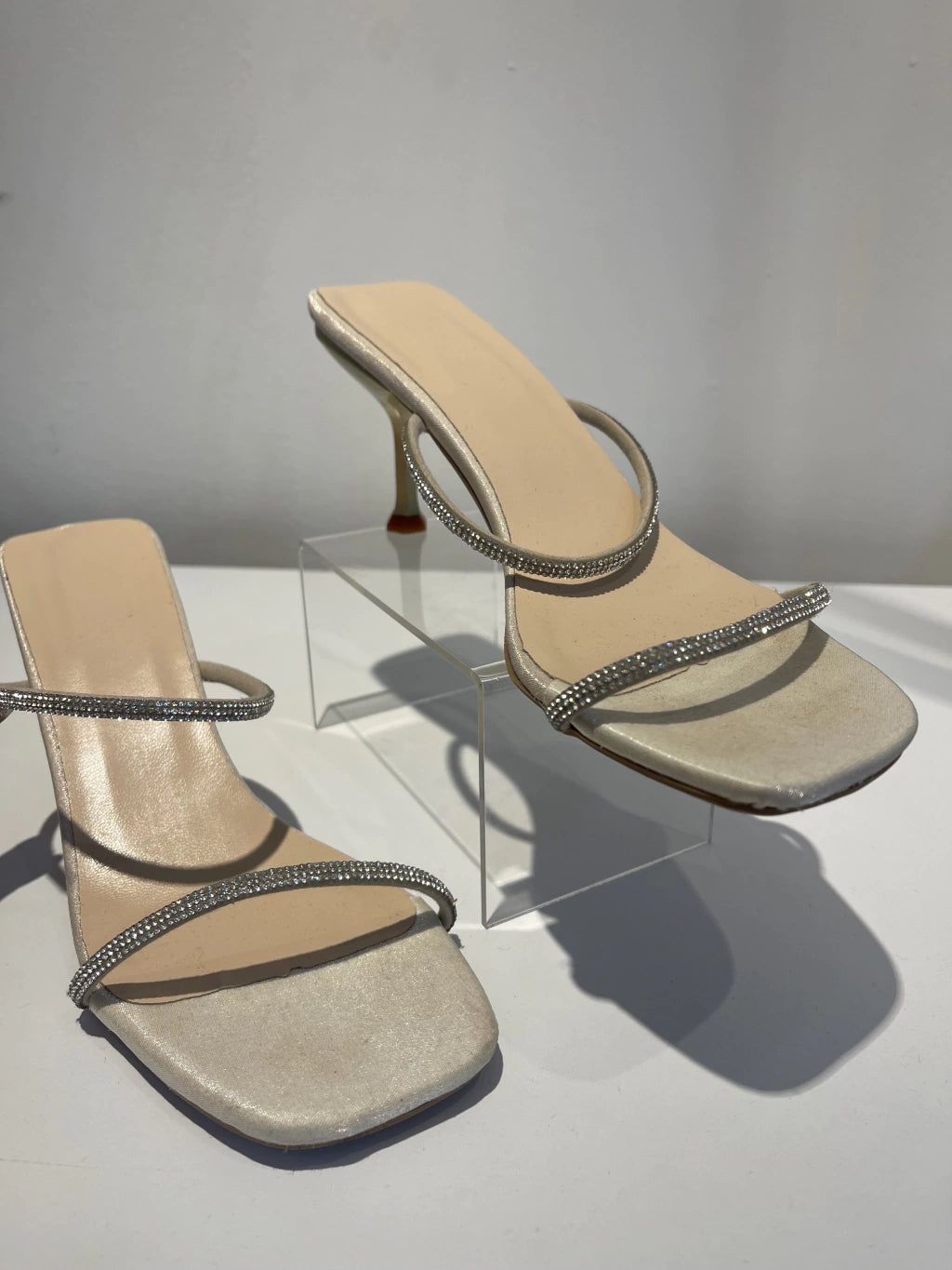 TACONES NUDE DOS TIRAS PLATA